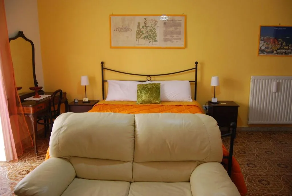 Room, Casa Mariella, Naples