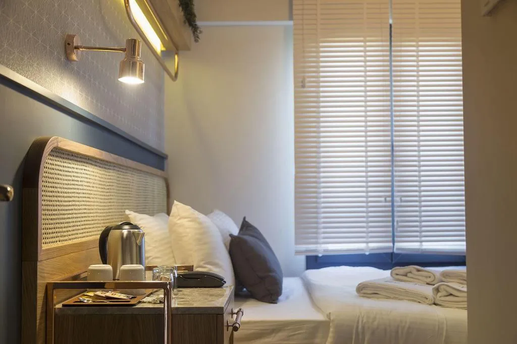 Room, Viva La Vita, Izmir