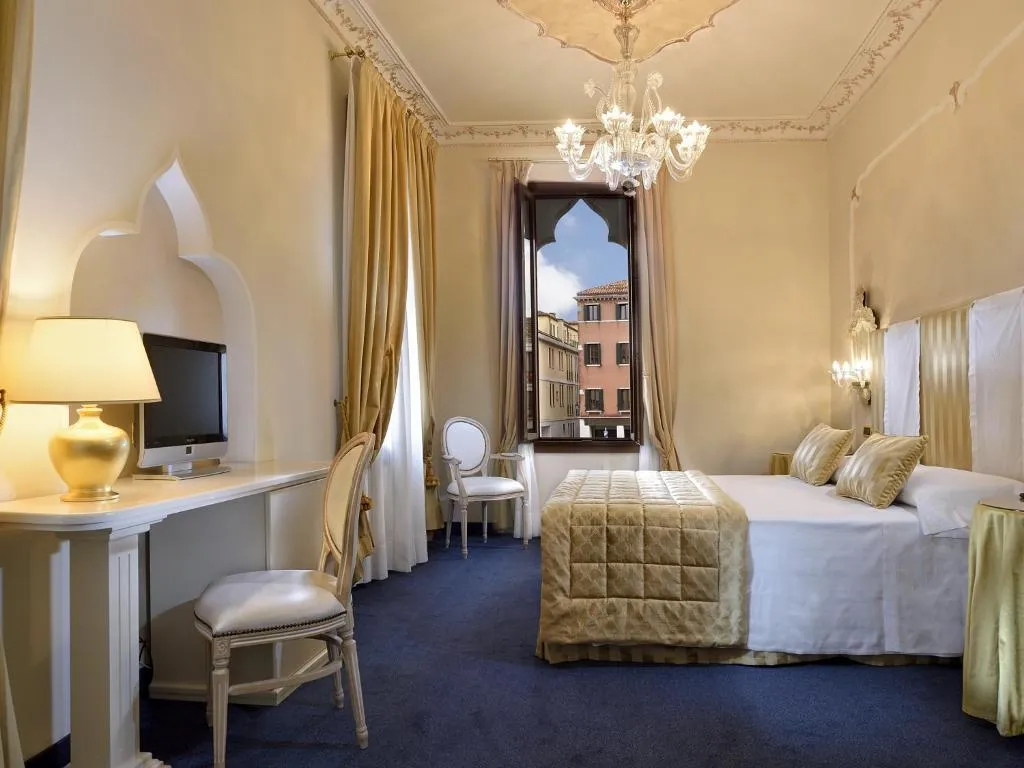 Double or Twin DELUXE CANAL VIEW Room, Principe, Venice