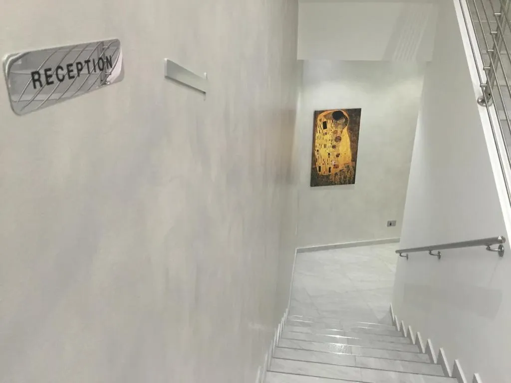 Lobby, Picaflor, Milan