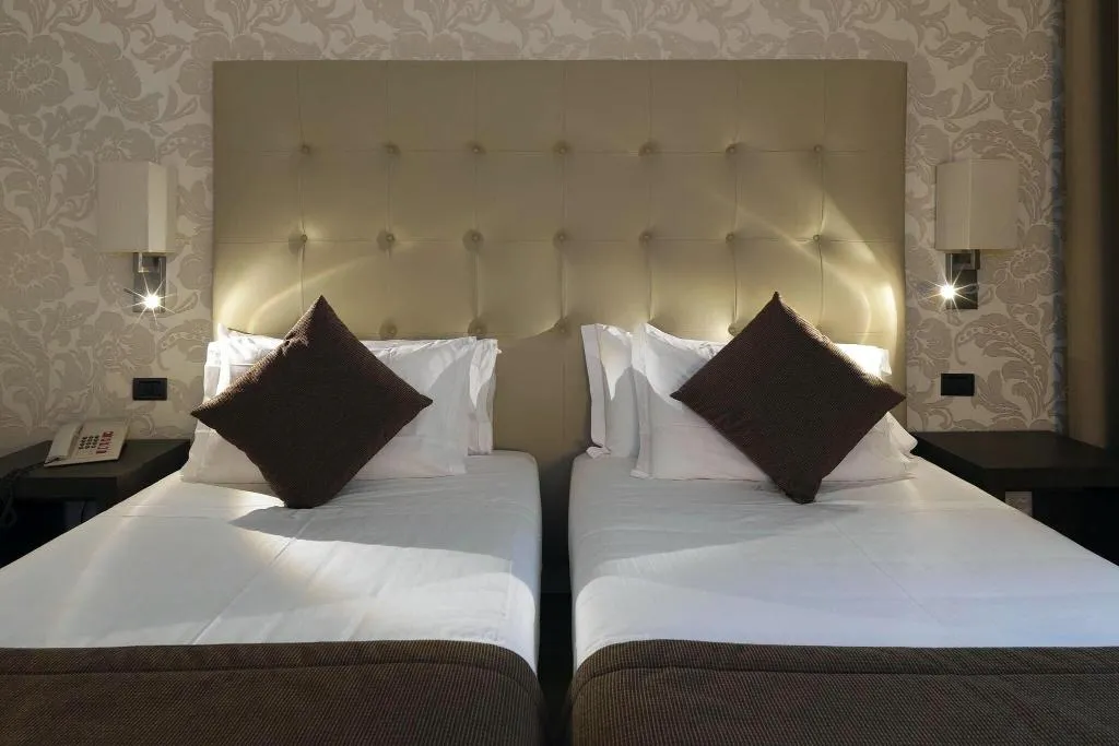 DOUBLE DELUXE TWO DOUBLE BEDS Room, Windsor, Milan