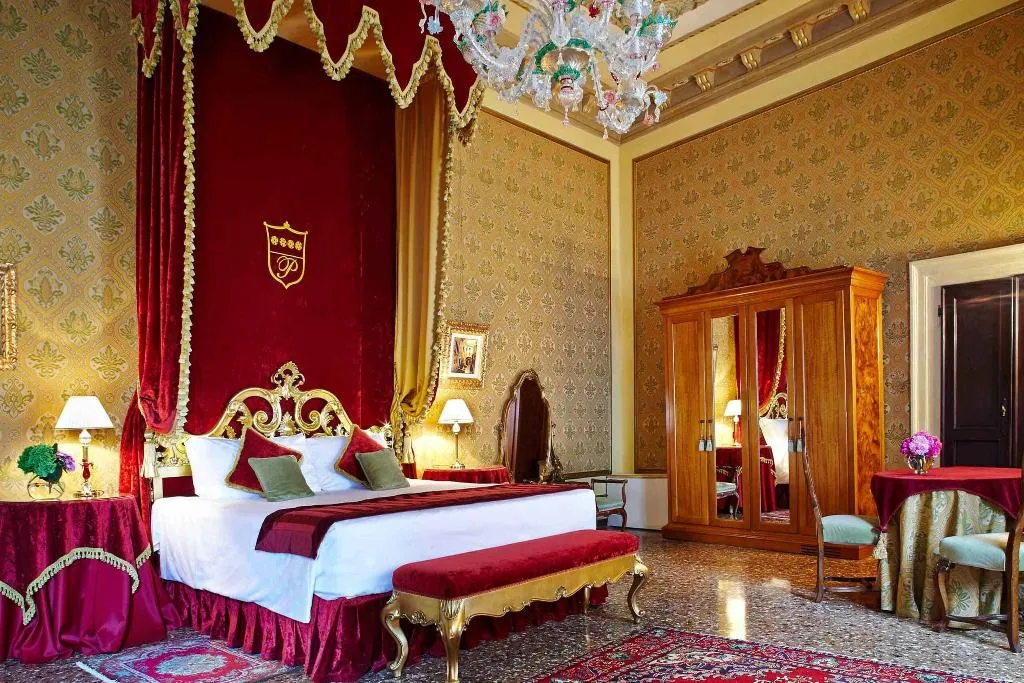 JUNIOR SUITE CANAL VIEW Room, Palazzo Paruta, Venice