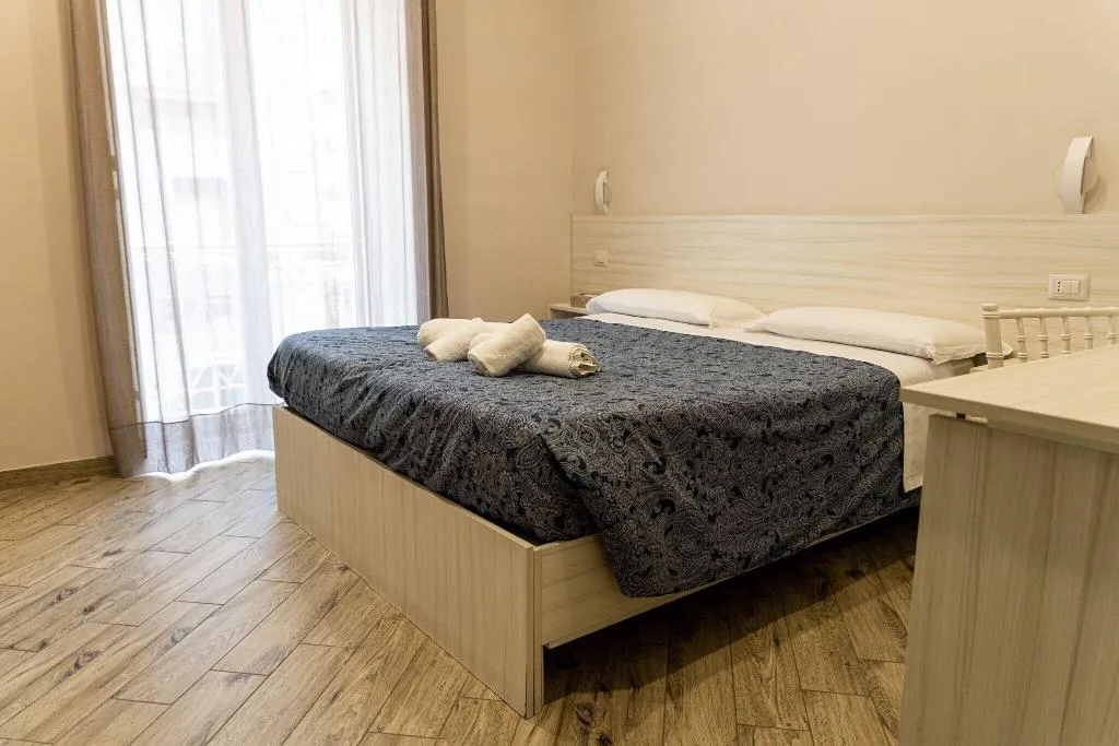 Room, B B Alla Ferrovia, Naples