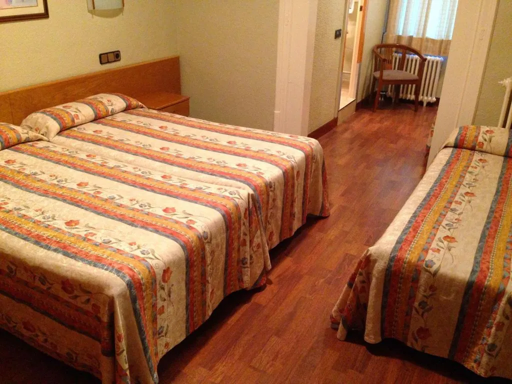 TRIPLE STANDARD Room, Studios Pelayo, Barcelona
