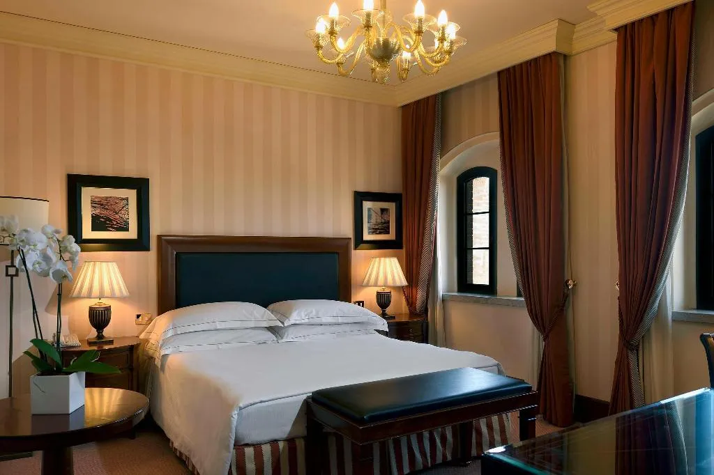 DOUBLE GUEST ROOM KING BED Room, Hilton Molino Stucky Venice, Venice