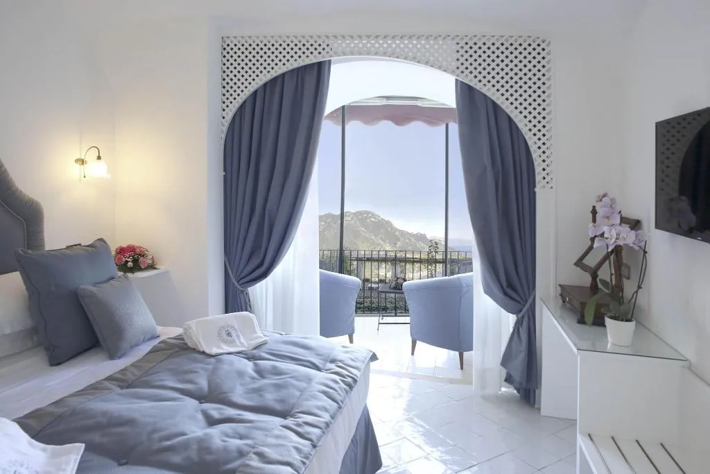 DOUBLE DELUXE KING BED Room, Hotel Palazzo Confalone, Naples