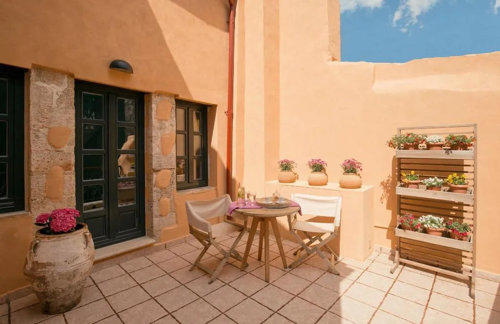 Room, J&G Suites, Crete