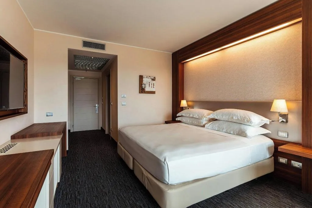 DOUBLE SUPERIOR KING BED Room, Delta Hotels By Marriott Olbia Sardinia, Olbia