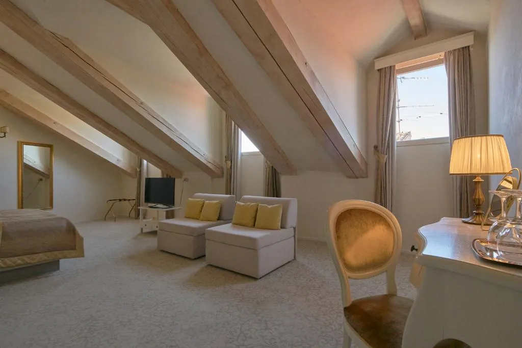 SUITE DELUXE ONE BED Room, Heritage Hotel Life Palace, Split