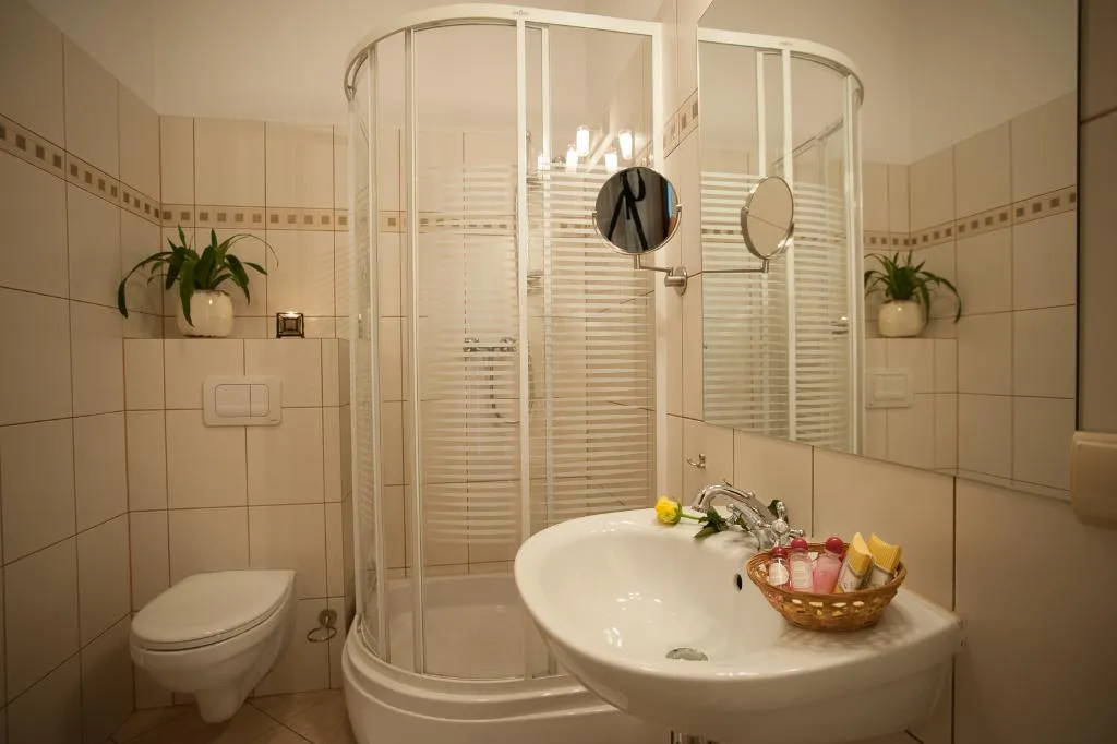 TRIPLE TWO BEDROOMS Room, Aparthotel Karmel, Krakow