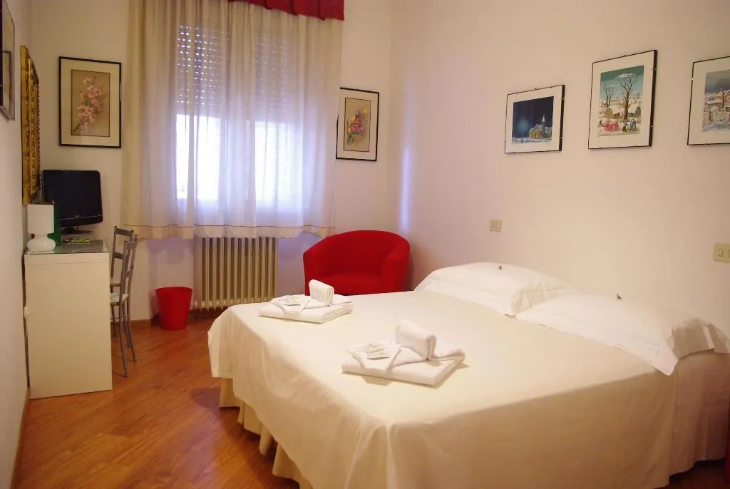 Room, Il Girasole, Milan
