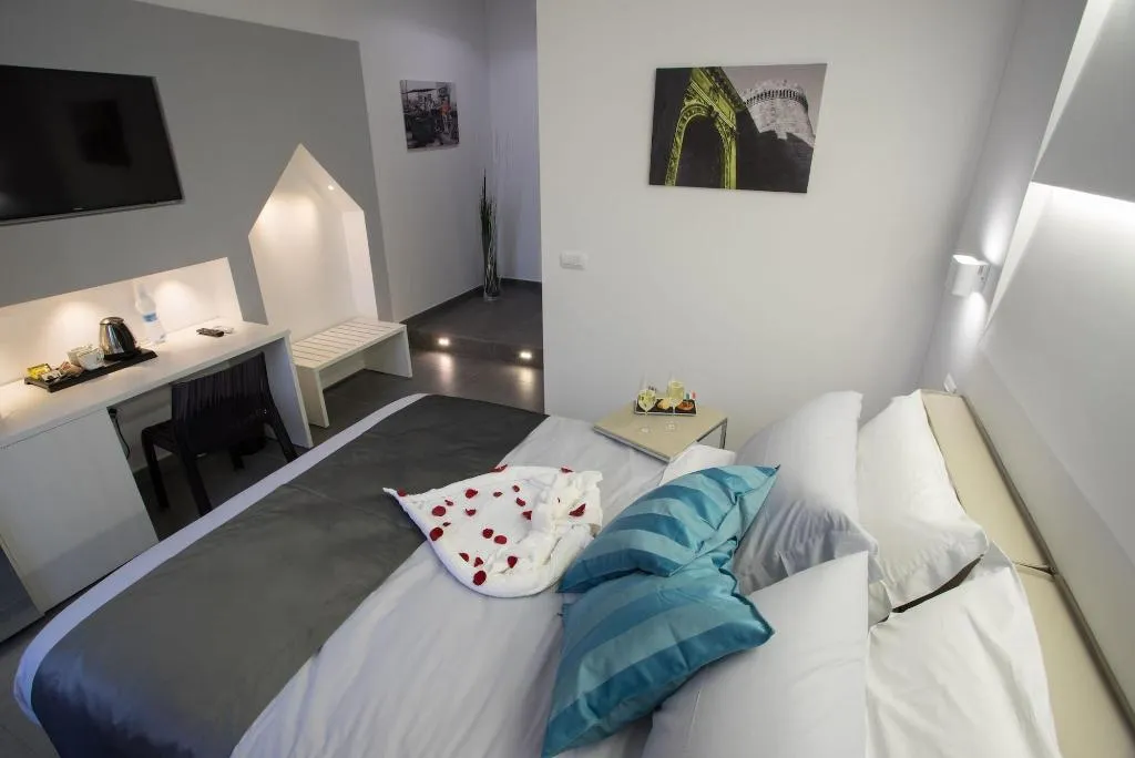 Room, Twice Naples, Naples