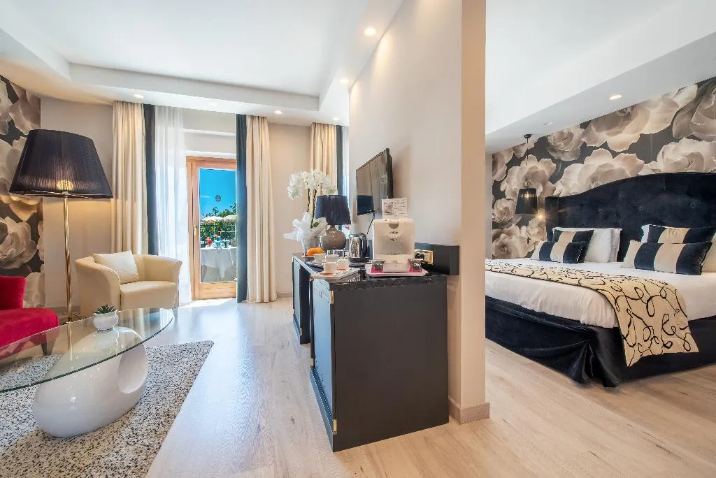 JUNIOR SUITE SEA VIEW ONE BEDROOM Room, Nastro Azzurro Resort, Naples