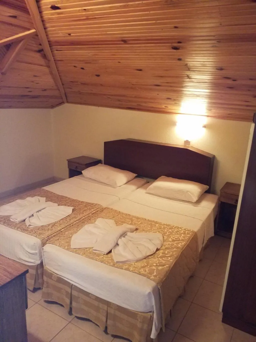 Room, Kamelya, Dalaman