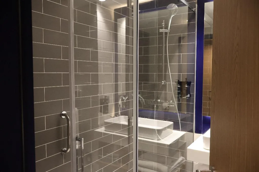 SUITE QUEEN SIZE BED Room, Holiday Inn Express Lisbon Principe Real, by IHG, Lisbon
