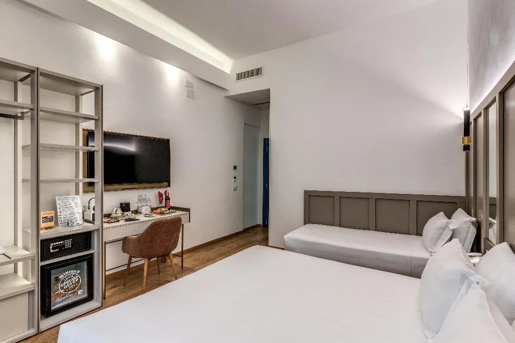 TRIPLE STANDARD Room, Relais Trevi 95 Boutique Hotel, Rome