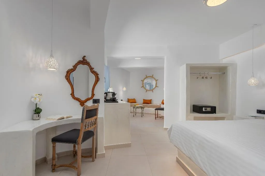 SUITE WITH JACUZZI Room, Sole D'Oro Luxury Suites, Santorini