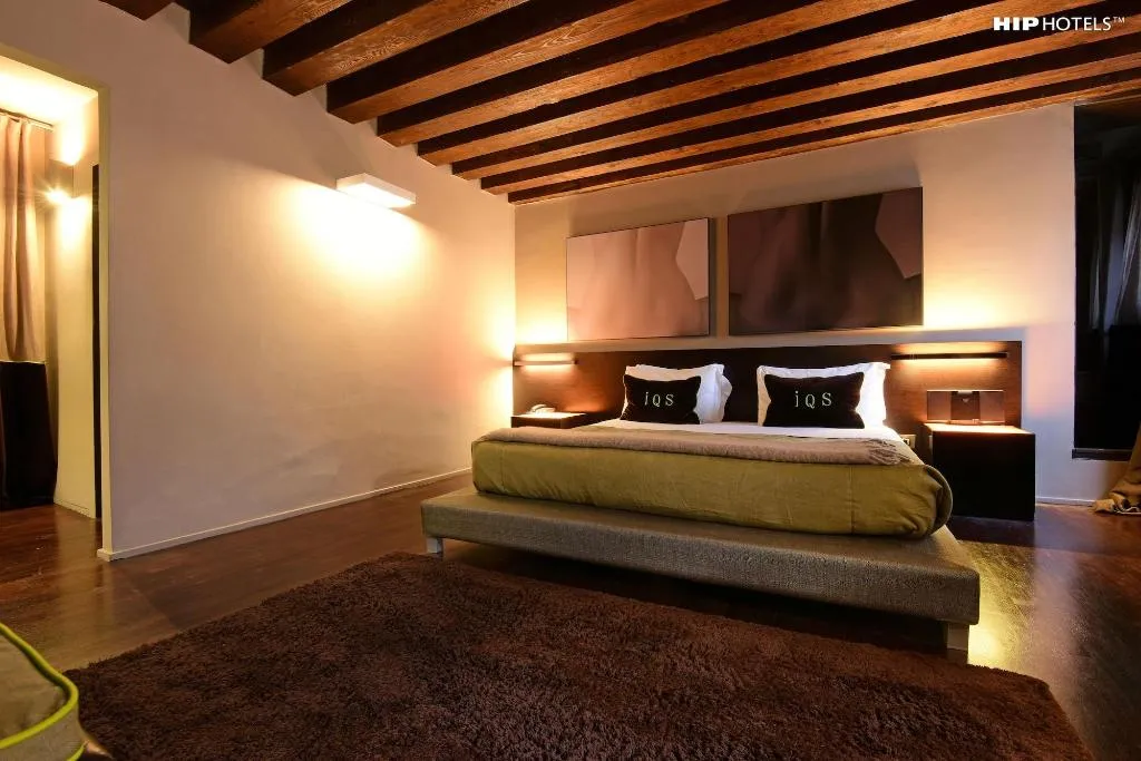 Room, Charming House Iqs, Venice