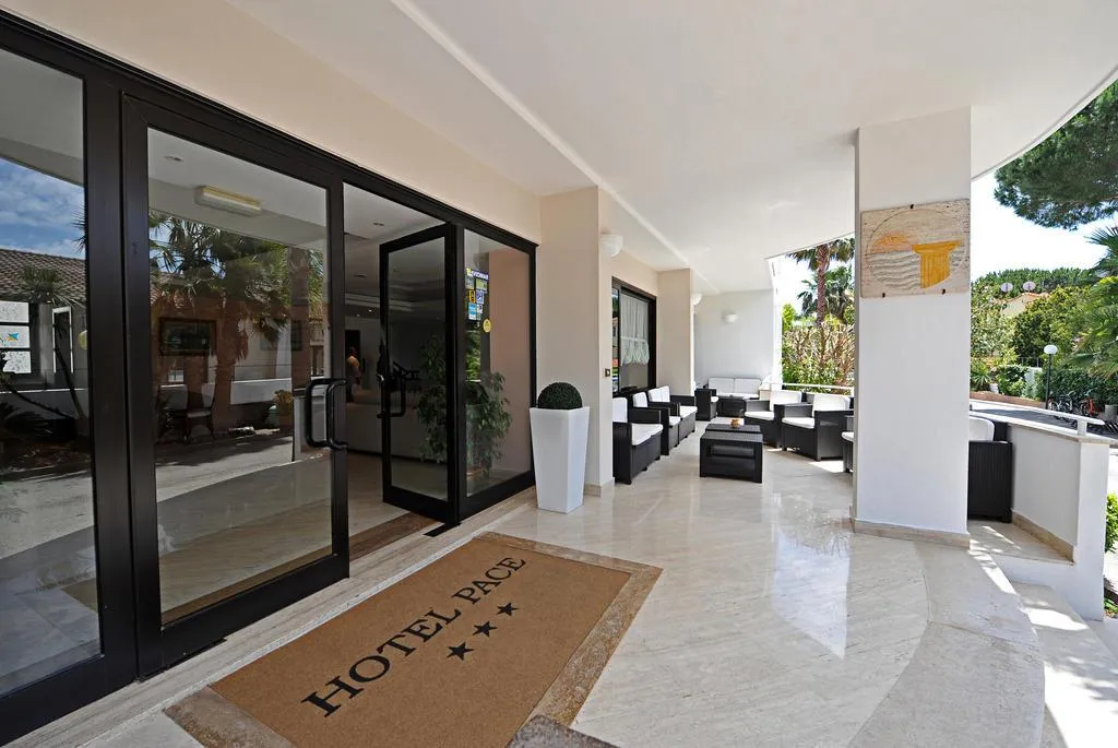 Lobby, Pace, Naples