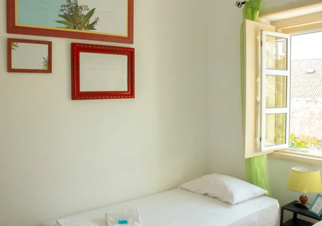 TWIN WITH SHARED BATHROOM Room, Well’Come! to The Backyard House, Algarve