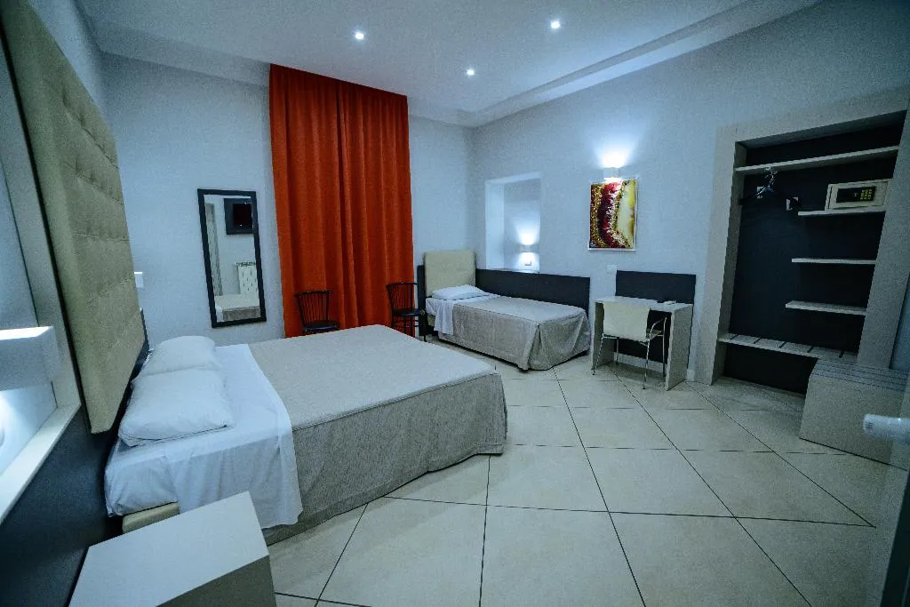 TRIPLE BASIC Room, Hotel Demó, Milan