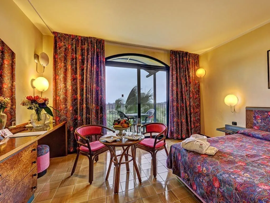 TRIPLE DELUXE Room, Caesar Palace, Catania