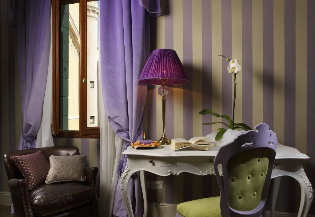DOUBLE SUPERIOR QUEEN BED Room, AD Place Venice, Venice