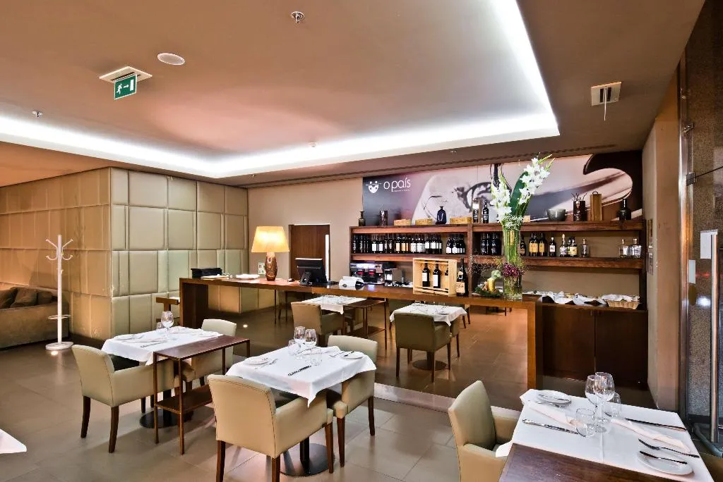 Restaurant, Golden Tulip São João da Madeira, Porto