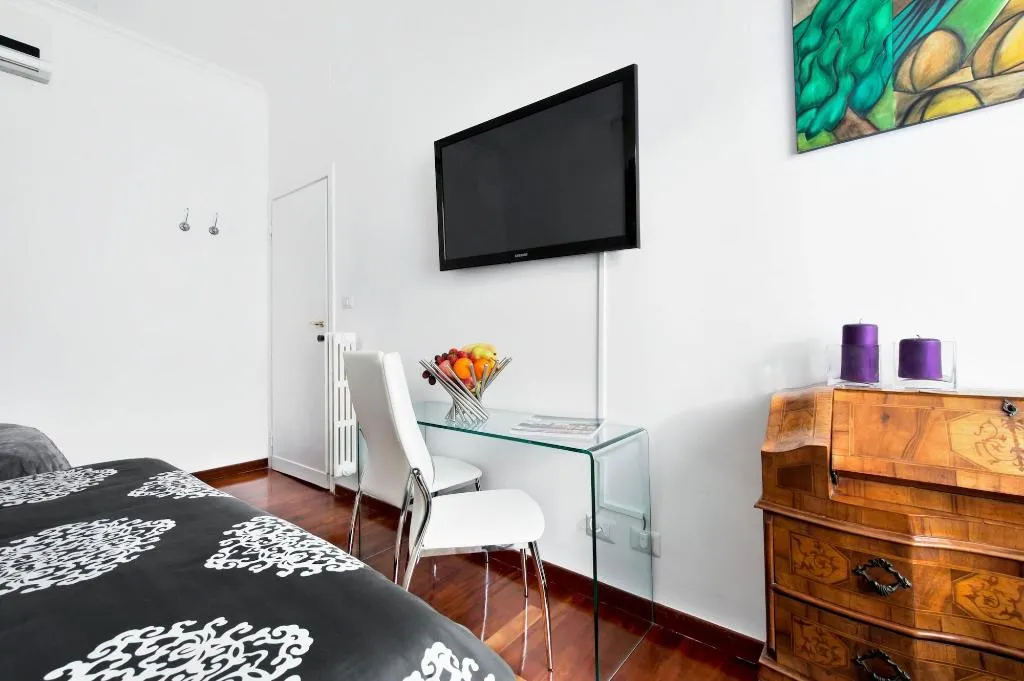 Room, Volver Da Laura E Dina, Naples
