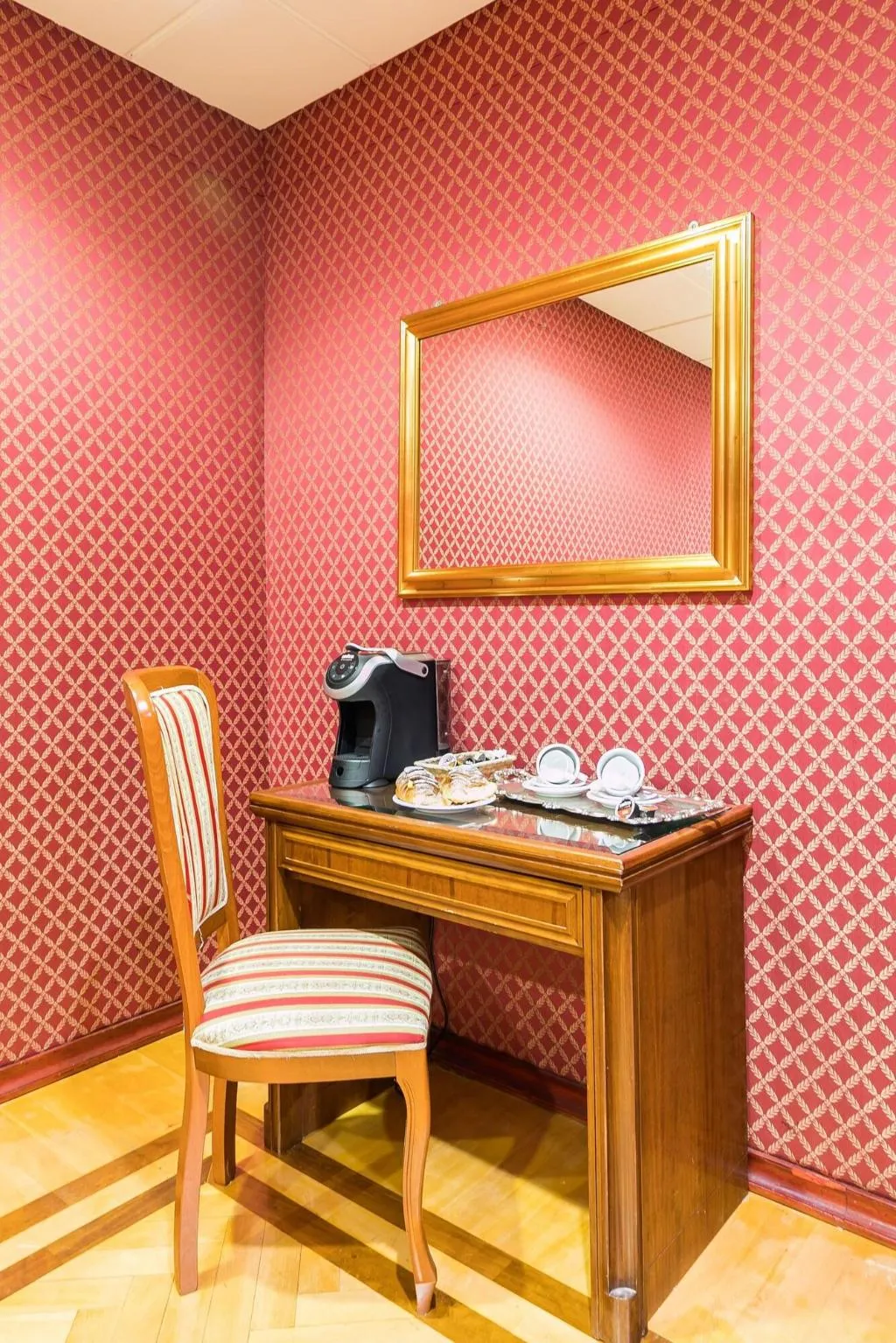 DOUBLE SUPERIOR QUEEN BED Room, Madison, Rome