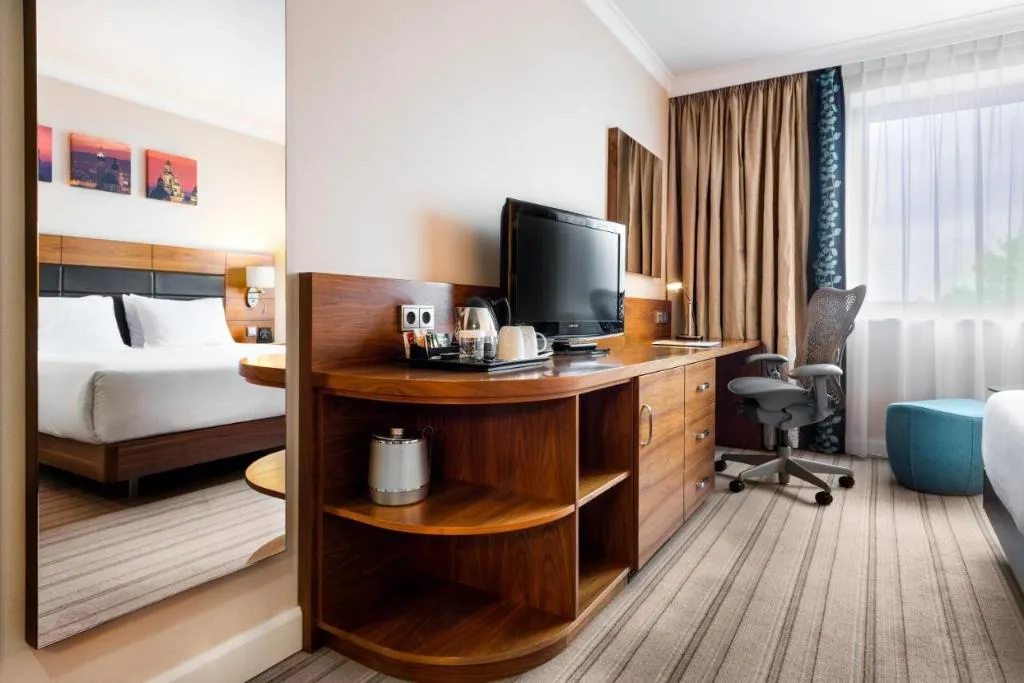 JUNIOR SUITE KING SIZE BED Room, Hilton Garden Inn Krakow, Krakow