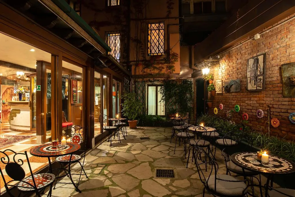 Terrace, La Fenice et des Artistes, Venice