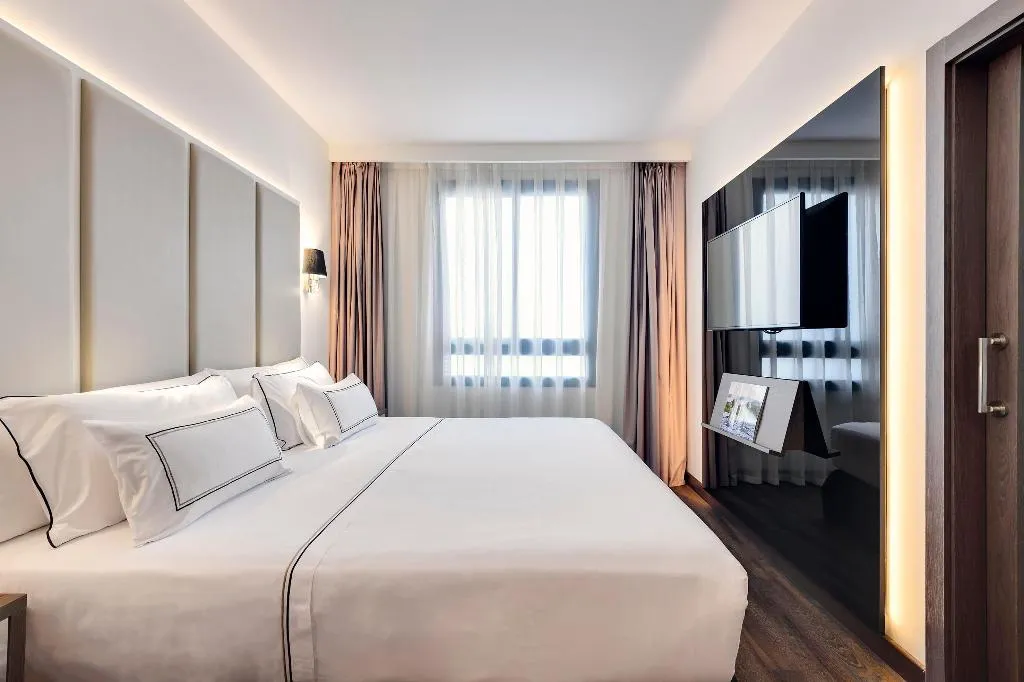 JUNIOR SUITE STANDARD Room, Melia Madrid Serrano, Madrid