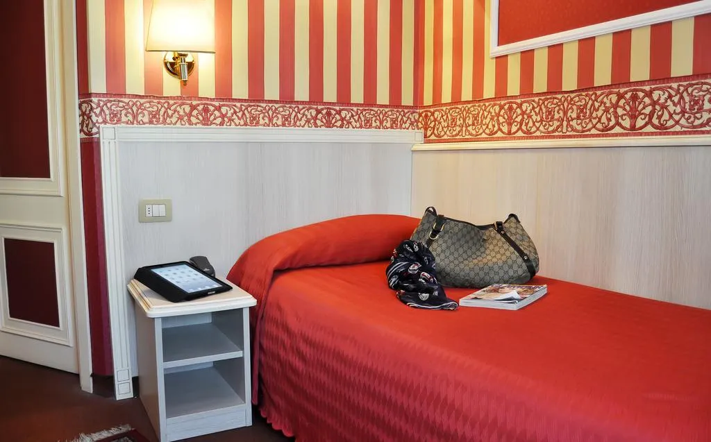Room, Garda, Milan