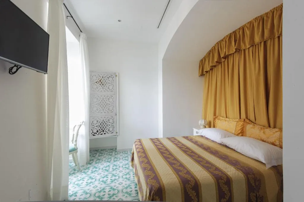 Room, Surriento Suites, Naples