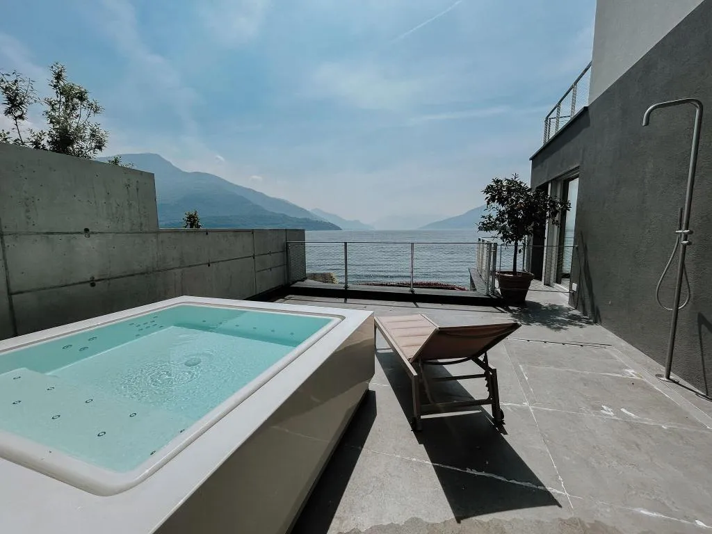 Terrace, Regina, Milan