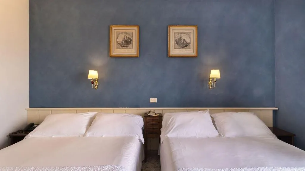QUADRUPLE KING BED ONE BEDROOM  Room, Hotel Cristina, Naples