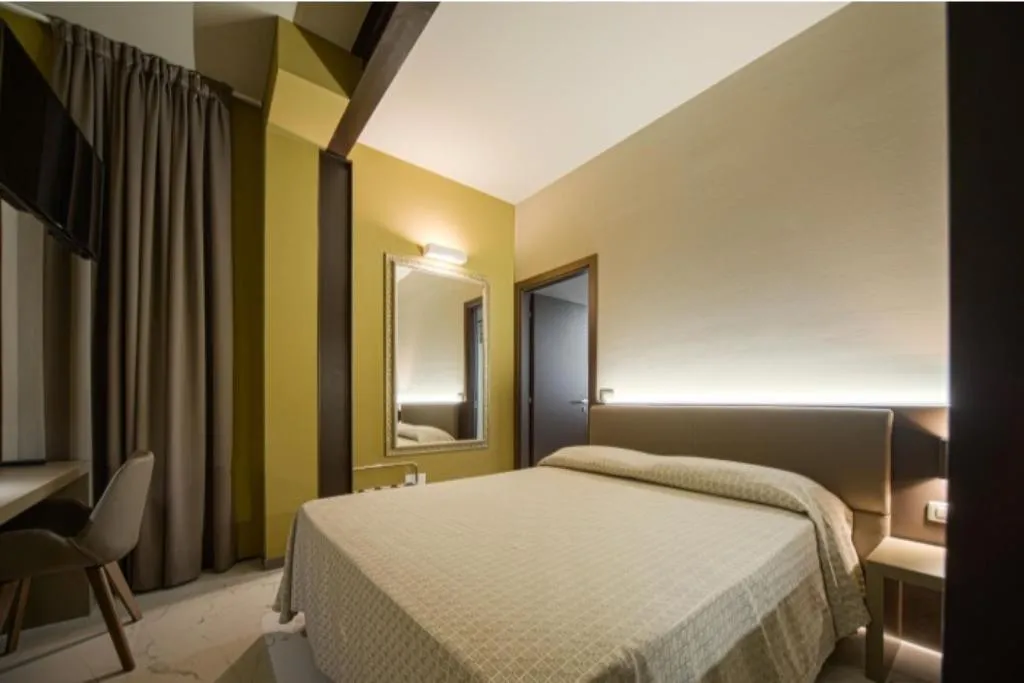 Room, Aaron, Venice