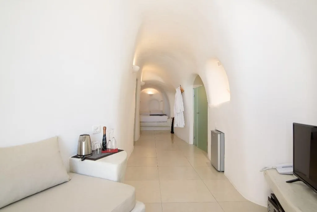 JUNIOR SUITE WITH VIEWS Room, On The Cliff, Santorini