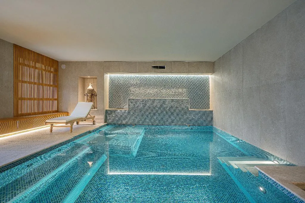 Sports and Entertainment, Mary Hotel, Naples