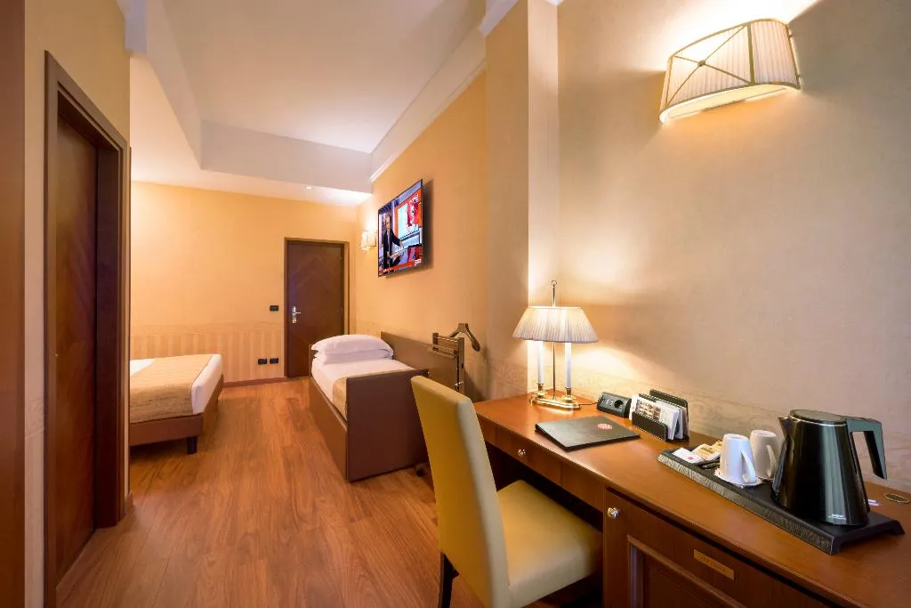 TRIPLE STANDARD Room, Lancaster Hotel, Milan