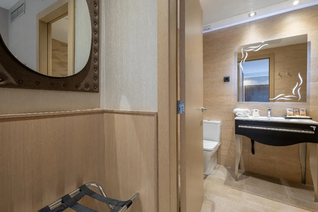 DOUBLE SINGLE USE STANDARD Room, Gran Hotel Barcino 4*S, Barcelona
