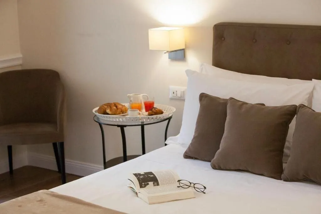 Room, La Fontanina Suites, Naples