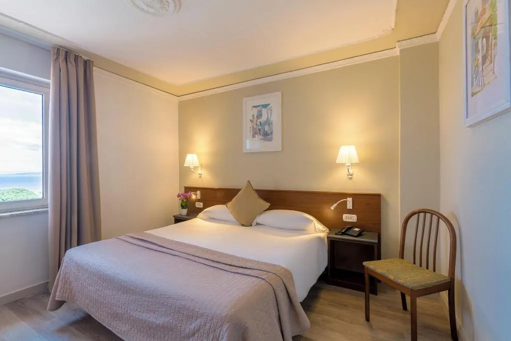 DOUBLE CLASSIC QUEEN BED Room, Hotel Central, Naples