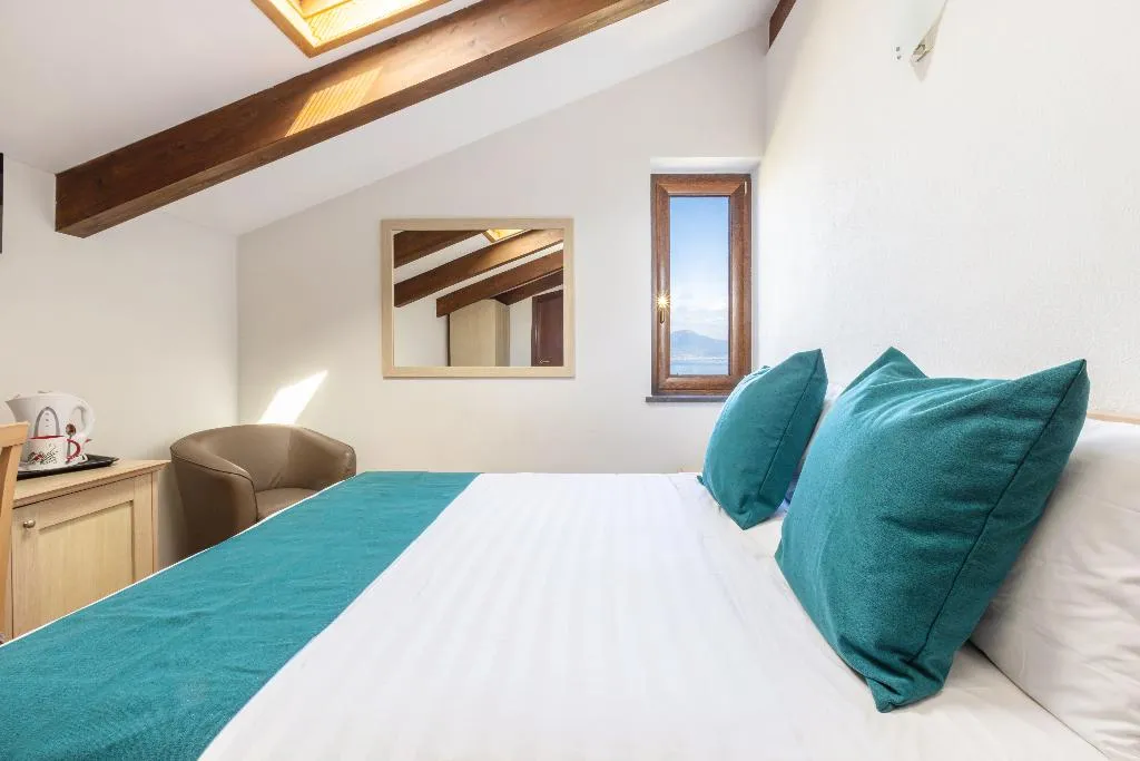 Room, Casale Antonietta, Naples