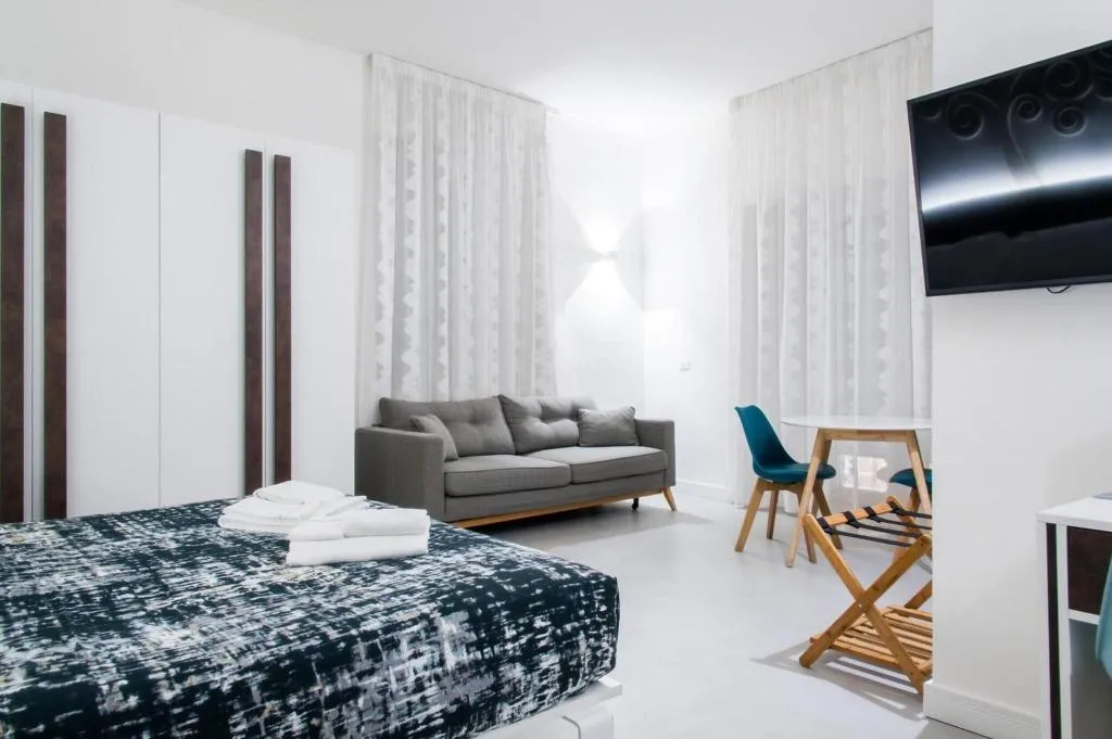 Room, Dada Suite, Naples