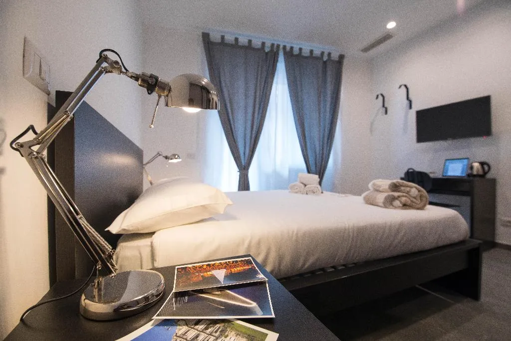 DOUBLE BUSINESS Room, Quattro Briganti, Naples