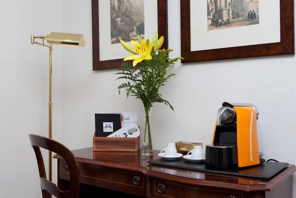 SUITE QUEEN SIZE BED Room, Santos Praga, Madrid