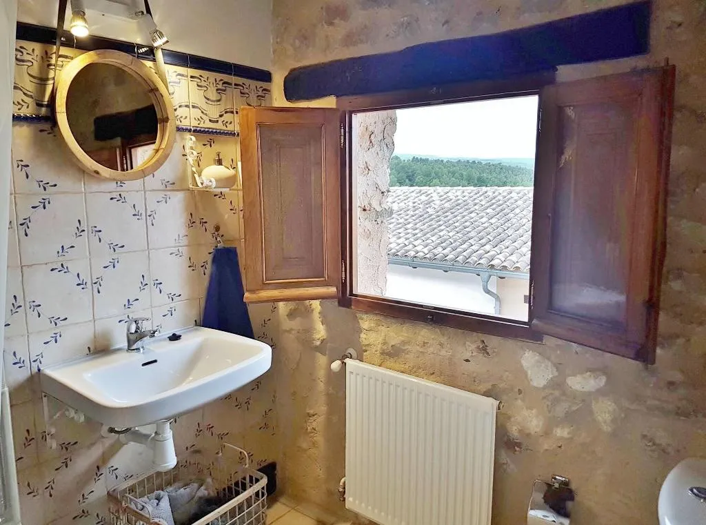 Room, Benali, Valencia