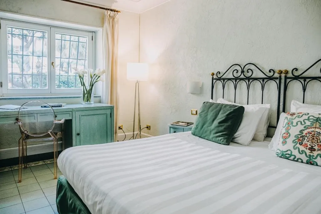 TWIN CLASSIC Room, Costantinopoli 104, Naples